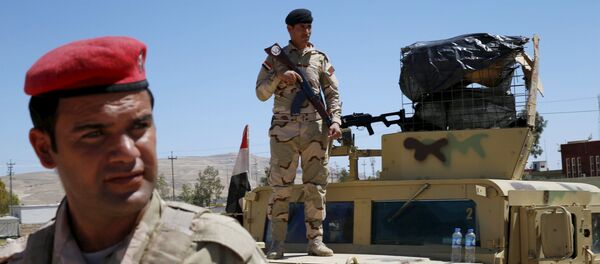 Iraqi soldiers guard their base in Makhmour, after it was freed from control of Islamic State, south of Mosul, April 17, 2016 - Sputnik Mundo