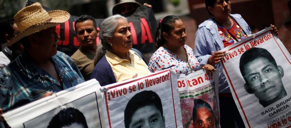 Familiares de los 43 estudiantes desaparecidos (archivo) - Sputnik Mundo