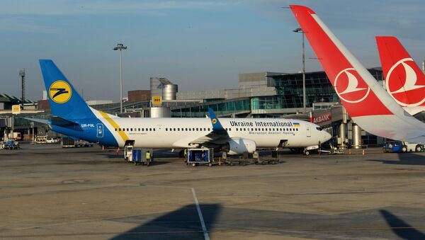 Un avión de una compañía aérea ucraniana - Sputnik Mundo