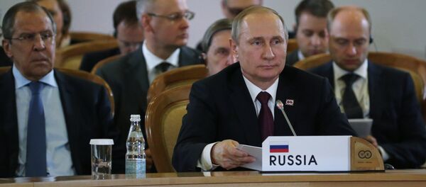 Vladímir Putin, el presidente de Rusia, durante la sesión plenaria de la cumbre de ASEAN - Sputnik Mundo