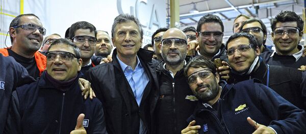 El presidente Mauricio Macri con los obreros en la planta de General Motors ubicado en Rosario El presidente Mauricio Macri con los obreros en la planta de General Motors ubicado en Rosario - Sputnik Mundo