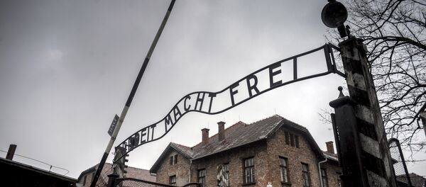 Puerta central del campo de exterminio Auschwitz - Sputnik Mundo