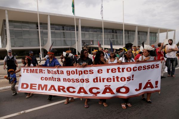Unos 50 indígenas protestan contra Temer frente a la sede de la Presidencia en Brasil Unos 50 indígenas protestan contra Temer frente a la sede de la Presidencia en Brasil - Sputnik Mundo