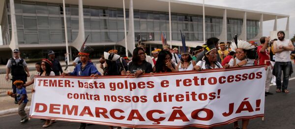 Unos 50 indígenas protestan contra Temer frente a la sede de la Presidencia en Brasil - Sputnik Mundo