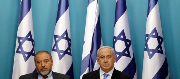 El jefe del Gobierno israelí Benjamín Netanyahu con Avigdor Lieberman - Sputnik Mundo