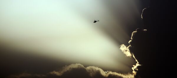 Un helicóptero de EEUU vuela durante los choques entre Talibán y las fuerzas de Afganistán en Kabul - Sputnik Mundo