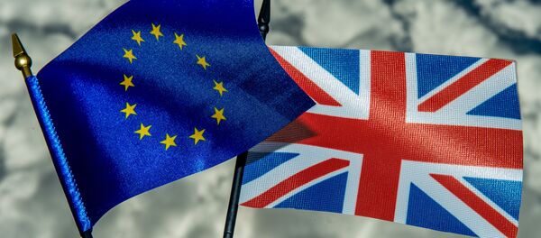 Las banderas de la Unión Europea y el Reino Unido - Sputnik Mundo