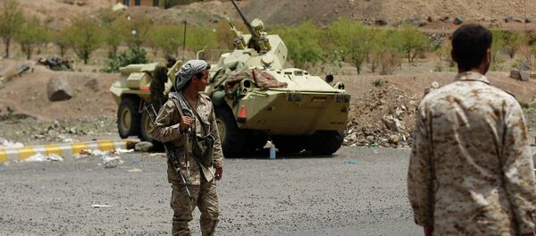 Yemeni army soldiers stand guard at a checkpoint in the entrance of Sanaa, Yemen - Sputnik Mundo