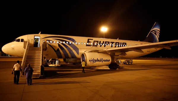Airport security check an EgyptAir plane after it arrived from Cairo to Luxor International Airport, Egypt - Sputnik Mundo