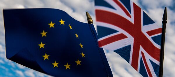 Las banderas de la Unión Europea y el Reino Unido - Sputnik Mundo