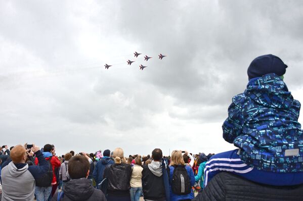 El arte de volar: aniversario de los grupos Strizhí y Vítiazi - Sputnik Mundo