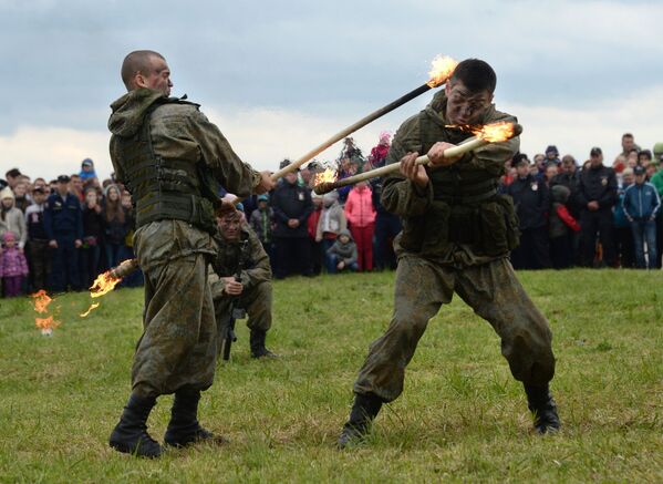 El arte de volar: aniversario de los grupos Strizhí y Vítiazi - Sputnik Mundo