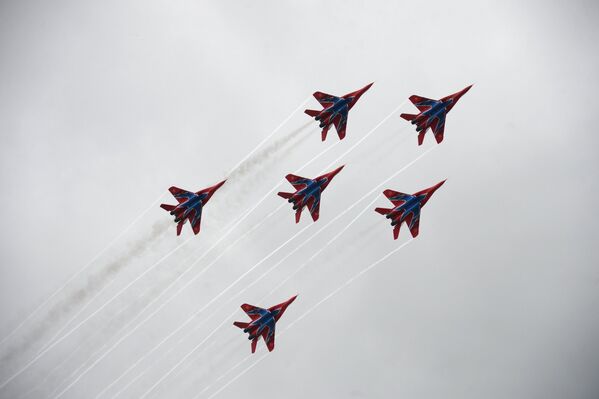 El arte de volar: aniversario de los grupos Strizhí y Vítiazi - Sputnik Mundo