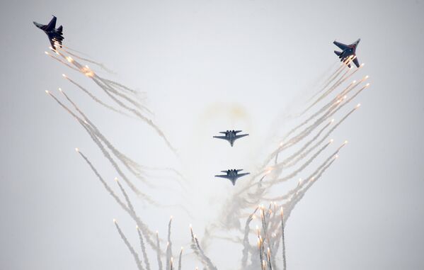 El arte de volar: aniversario de los grupos Strizhí y Vítiazi - Sputnik Mundo