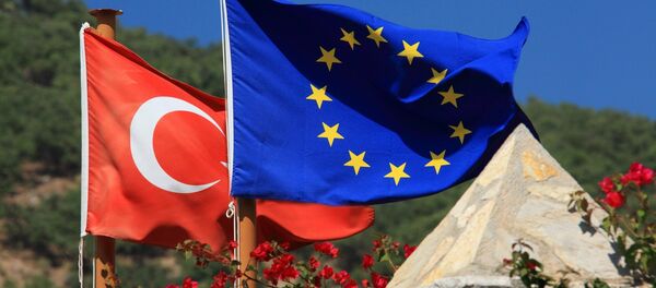Banderas de Turquía y de la UE (archivo) - Sputnik Mundo