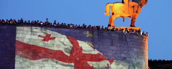 Georgian national and EU flags projected on the wall of the Metekhi Church with a monument to Vakhtang I Gorgasali, a king of Iberia, right, during a concert marking the signing of the association with EU agreement in Tbilisi, Georgia, Friday, June 27, 2014 - Sputnik Mundo