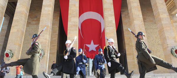 Soldados en el Mausoleo de Mustafá Kemal Atatürk, fundador de la República de Turquía - Sputnik Mundo
