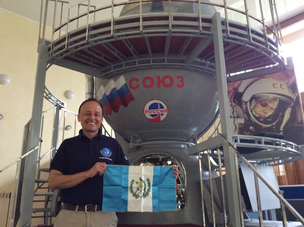 Vinicio Montoya y la nave Soyuz Vinicio Montoya y la nave Soyuz - Sputnik Mundo