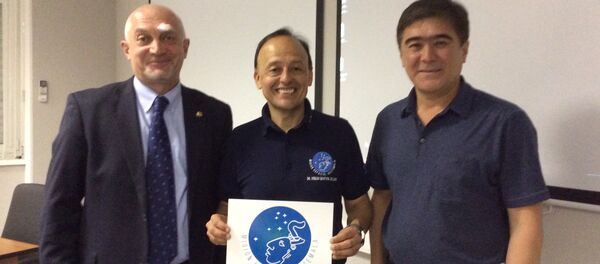 Montoya (centro) con empleados de Roscosmos y Centro Gagarin - Sputnik Mundo