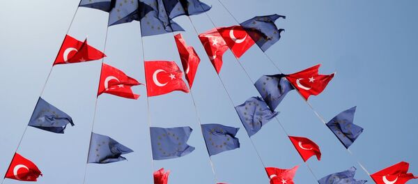 Turkish and European Union flags fly together at Taksim Square on May 24, 2013, in Istanbul. - Sputnik Mundo