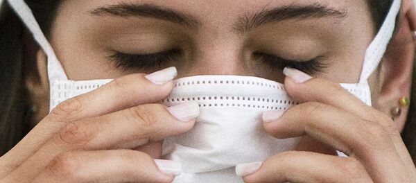 Una mujer brasileña antes del examen para detectar la influenza H1N1 Una mujer brasileña antes del examen para detectar la influenza H1N1 - Sputnik Mundo