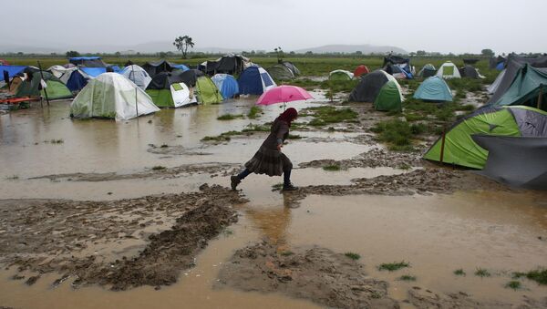 Refugiados en un campo improvisado en la frontera griego-macedonia - Sputnik Mundo