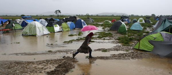 Refugiados en un campo improvisado en la frontera griego-macedonia - Sputnik Mundo