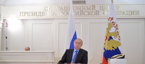 Vladímir Putin, presidente ruso, durante la ceremonia de carga del primer buque cisterna que transportará petróleo desde el yacimiento Novoportóvskoye a través de la nueva terminal Puertas del Ártico - Sputnik Mundo