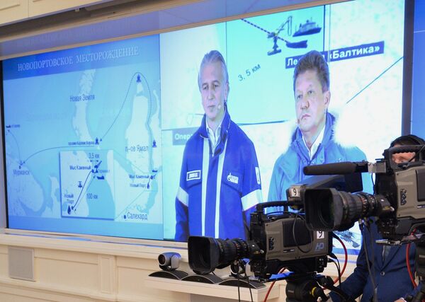 Jefe de la compañía Gazprom, Alexéi Miller, y director general de Gazprom Neft, Alexandr Diúkov durante la ceremonia de carga del primer buque cisterna que transportará petróleo desde el yacimiento Novoportóvskoye a través de la nueva terminal Puertas del Ártico - Sputnik Mundo