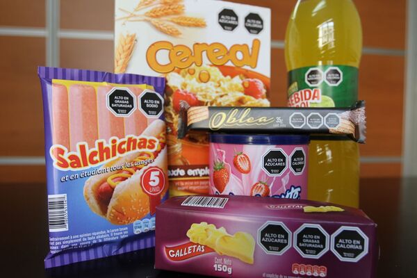 Productos etiquetados bajo la Ley de Etiquetado de Alimentos en Chile - Sputnik Mundo