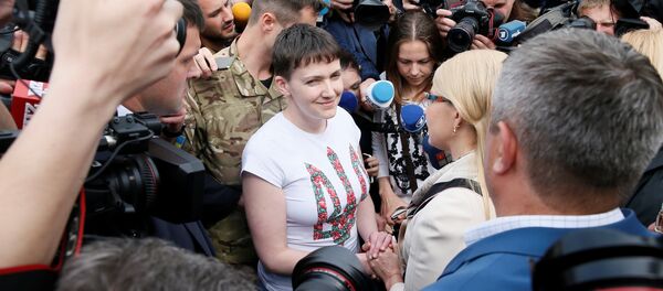 Nadezhda Sávchenko en el aeropuerto internacional Boríspol en Kiev Nadezhda Sávchenko en el aeropuerto internacional Boríspol en Kiev - Sputnik Mundo