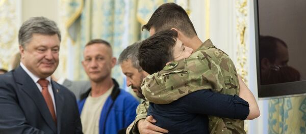 Presidente de Ucrania Petró Poroshenko y la militar Nadezhda Sávchenko - Sputnik Mundo