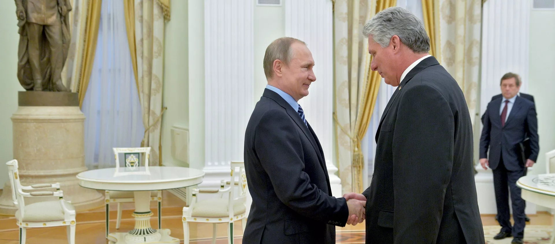 Presidente ruso, Vladímir Putin, y primer vicepresidente de los Consejos de Estado y de Ministros de Cuba, Miguel Díaz-Canel - Sputnik Mundo, 1920, 28.10.2019