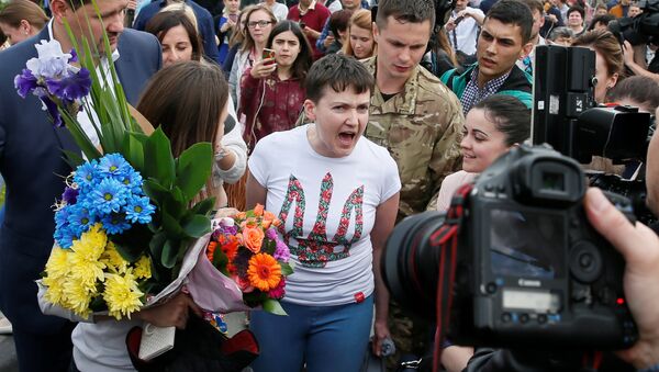 Ukrainian servicewoman Nadiya Savchenko talks to the media at Boryspil International airport outside Kiev, Ukraine, May 25, 2016 - Sputnik Mundo