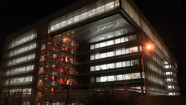 Vista nocturna de la sede del Banco Popular en Madrid - Sputnik Mundo