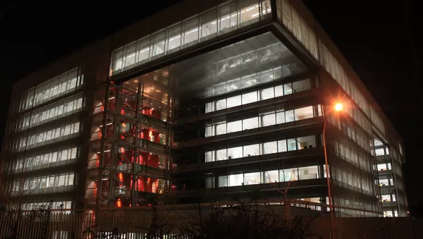Vista nocturna de la sede del Banco Popular, en Madrid - Sputnik Mundo