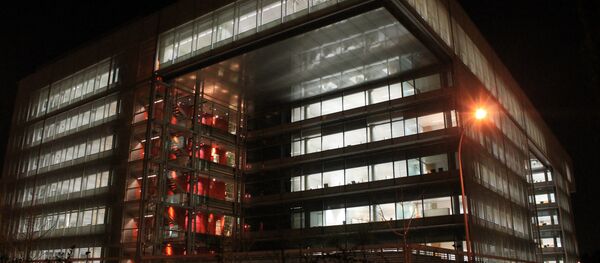 Vista nocturna de la sede del Banco Popular, en Madrid - Sputnik Mundo