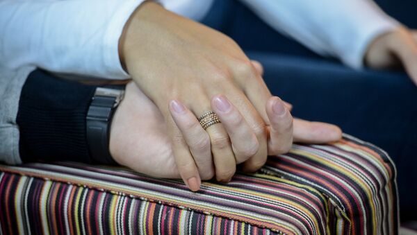 Dos personas cogidas de la mano - Sputnik Mundo