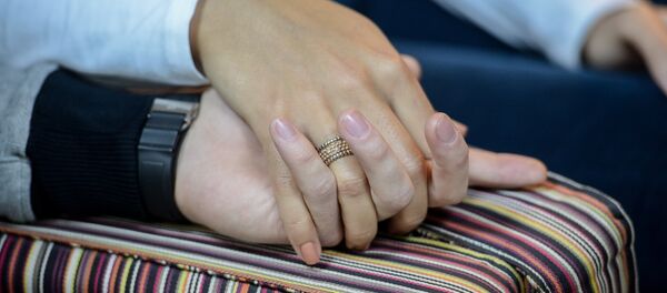 Dos personas cogidas de la mano - Sputnik Mundo