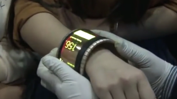 Primer teléfono inteligente con forma de brazalete Primer teléfono inteligente con forma de brazalete - Sputnik Mundo