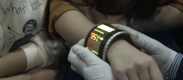 Primer teléfono inteligente con forma de brazalete Primer teléfono inteligente con forma de brazalete - Sputnik Mundo