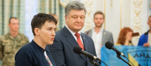 Президент Украины П. Порошенко вручил Н. Савченко орден Золотой Звезды Президент Украины П. Порошенко вручил Н. Савченко орден Золотой Звезды - Sputnik Mundo