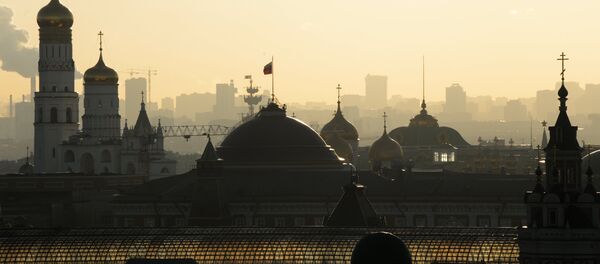 Left to right: Bell tower of Ivan the Great, building of Senate in Moscow's Kremlin - Sputnik Mundo