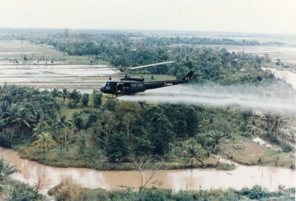 Helicóptero del Ejército de EEUU echa 'el agente naranja' sobre los campos vietnamitas Helicóptero del Ejército de EEUU echa 'el agente naranja' sobre los campos vietnamitas - Sputnik Mundo