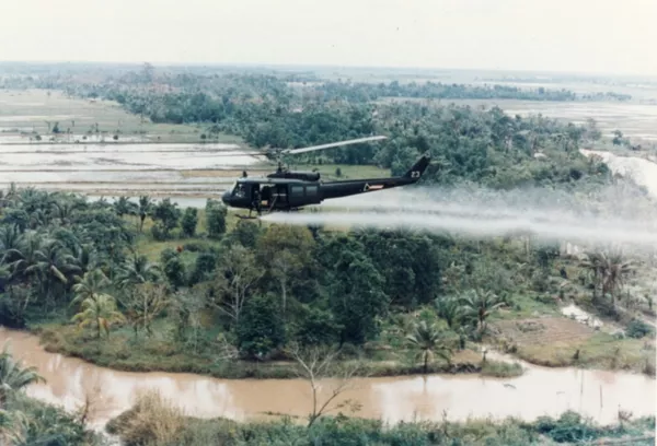 Helicóptero del Ejército de EEUU echa 'el agente naranja' sobre los campos vietnamitas Helicóptero del Ejército de EEUU echa 'el agente naranja' sobre los campos vietnamitas - Sputnik Mundo