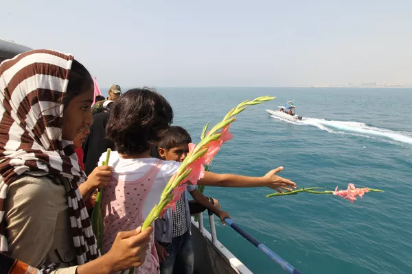 Niños iraníes tiran flores al mar en memoria del 24 aniversario de la tragedia del vuelo 655 de Iran Air Niños iraníes tiran flores al mar en memoria del 24 aniversario de la tragedia del vuelo 655 de Iran Air - Sputnik Mundo