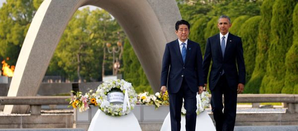 Barack Obama, presidente de EEUU y el primer ministro japonés, Shinzo Abe durante visita al Monumento de la Paz en Hiroshima Barack Obama, presidente de EEUU y el primer ministro japonés, Shinzo Abe durante visita al Monumento de la Paz en Hiroshima - Sputnik Mundo