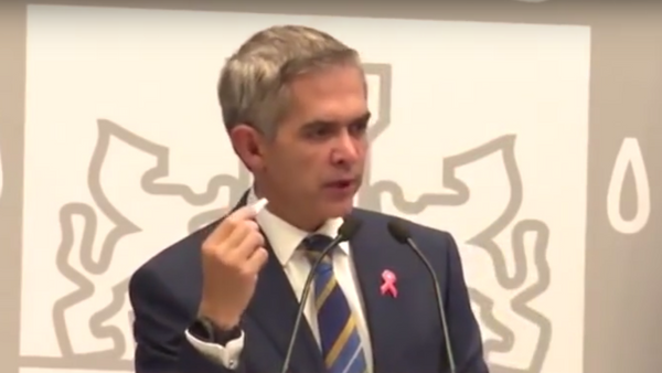 Miguel Ángel Mancera presentando los silbatos - Sputnik Mundo