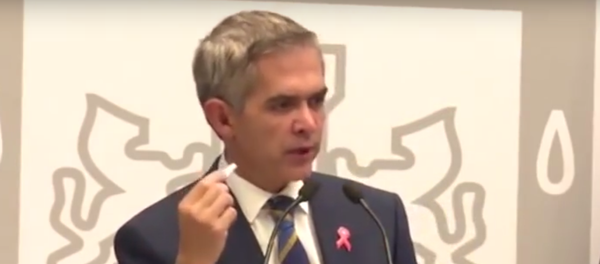 Miguel Ángel Mancera presentando los silbatos - Sputnik Mundo