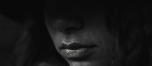 Una mujer en la oscuridad Una mujer en la oscuridad - Sputnik Mundo